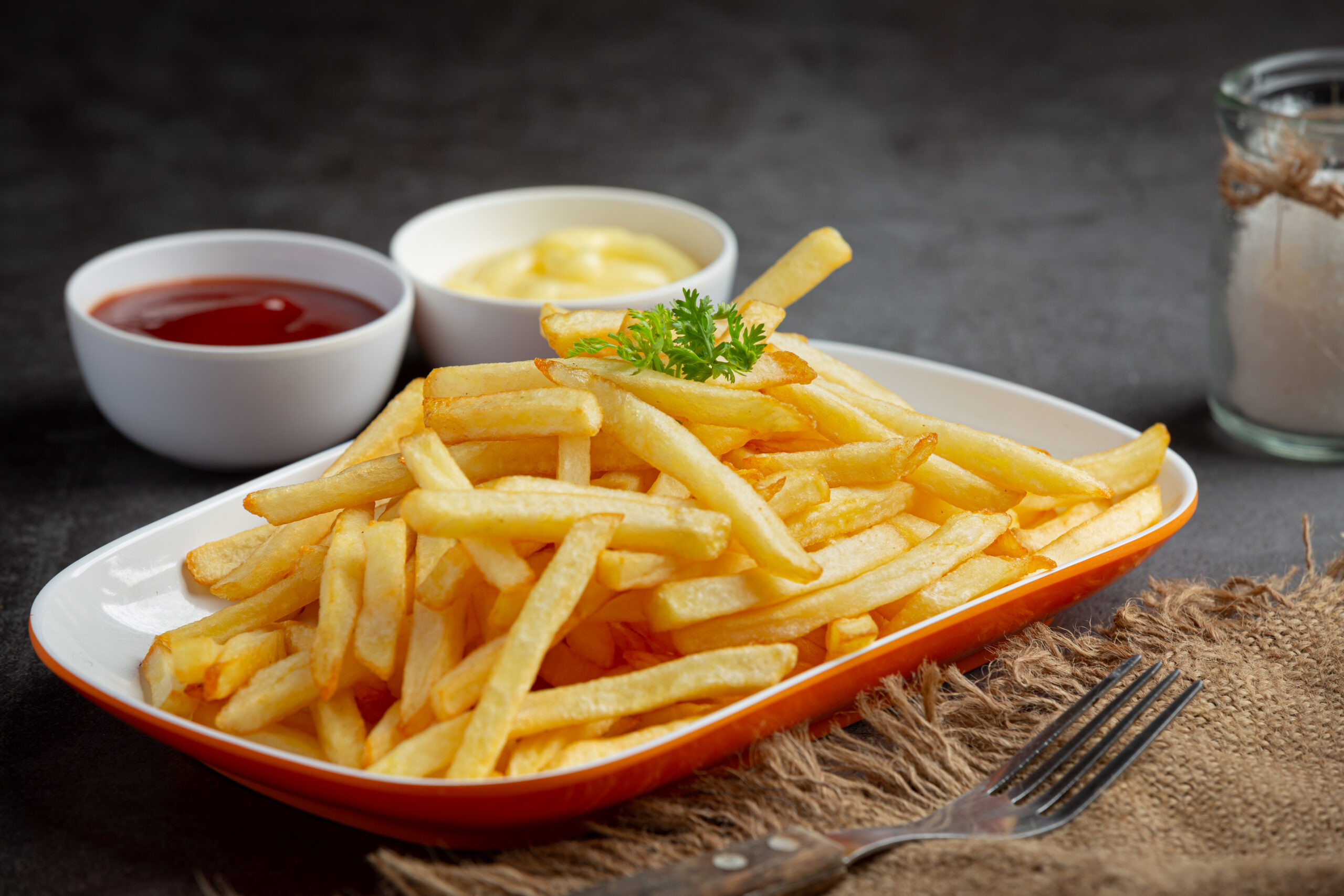Papas fritas crujientes con salsa de tomate y mayonesa
